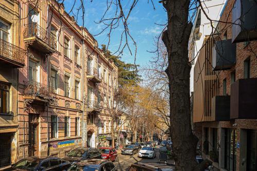 Charming 2BR Near Rooms Hotel By Wehost