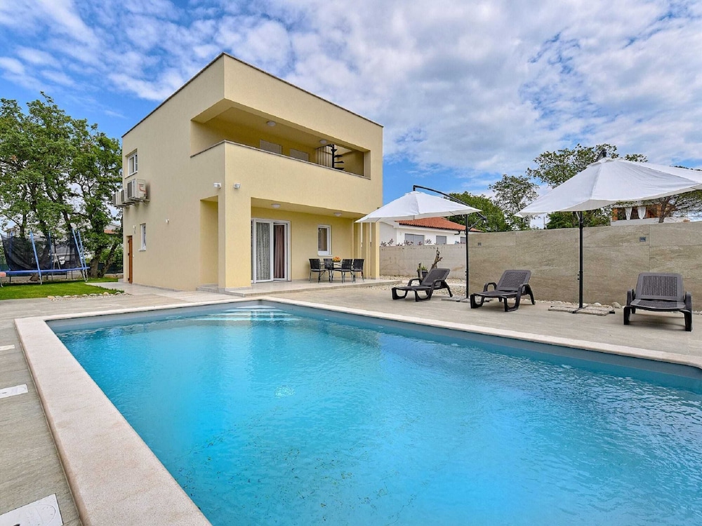 Modern villa with private hydromassage pool — 4-Star Luxury Hotel in Vodnjan, Croatia