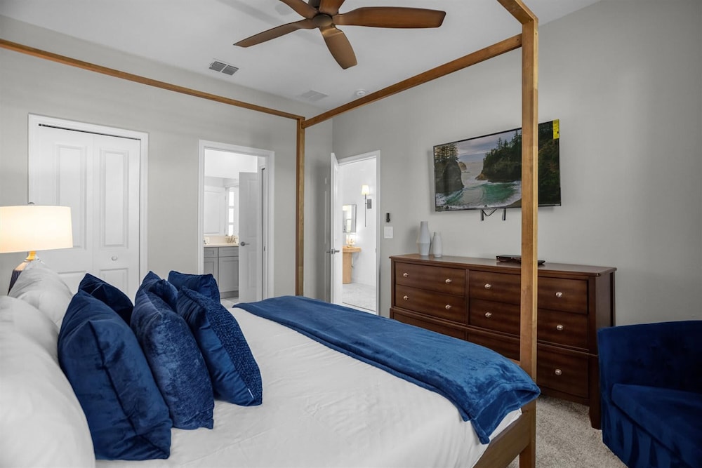Upstay Lakeview Mansion w Pool Spa and Cinema - photo 65