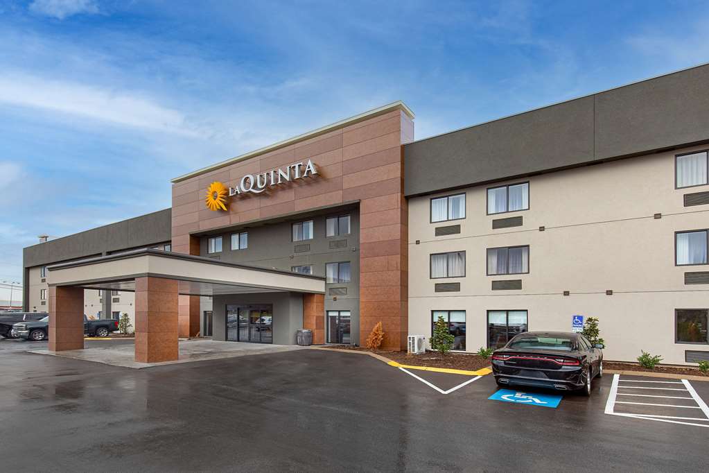 La Quinta Inn & Suites by Wyndham Nashville Airport - photo 2