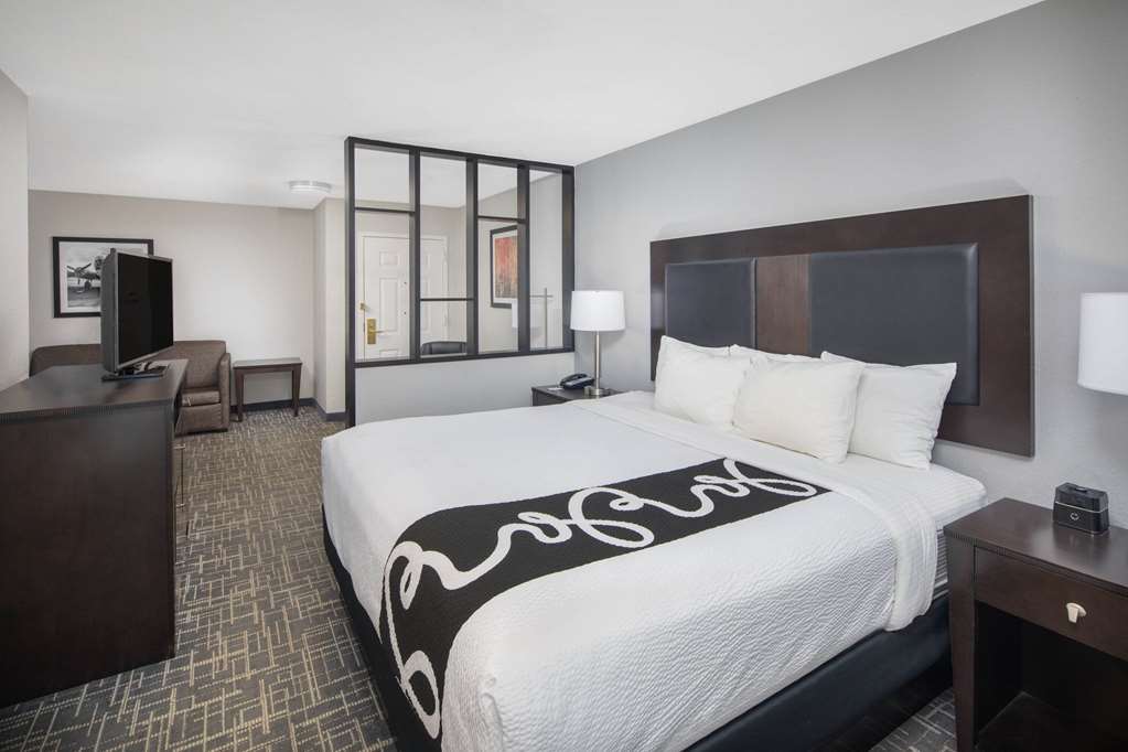 La Quinta Inn & Suites by Wyndham Atlanta Airport South - photo 24