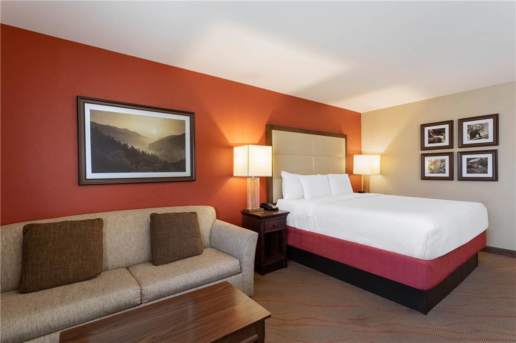 La Quinta Inn & Suites by Wyndham Pigeon Forge - photo 33
