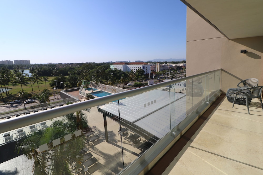 Holiday Inn & Suites Puerto Vallarta Marina & Golf by IHG