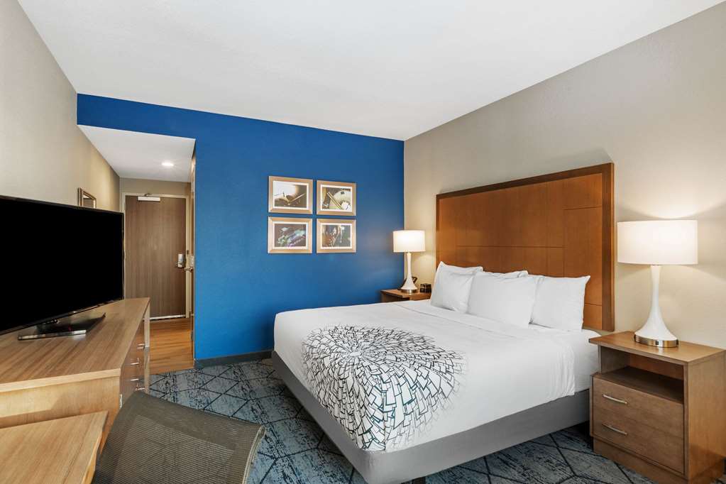 La Quinta Inn & Suites by Wyndham Kansas City Beacon Hill - photo 13