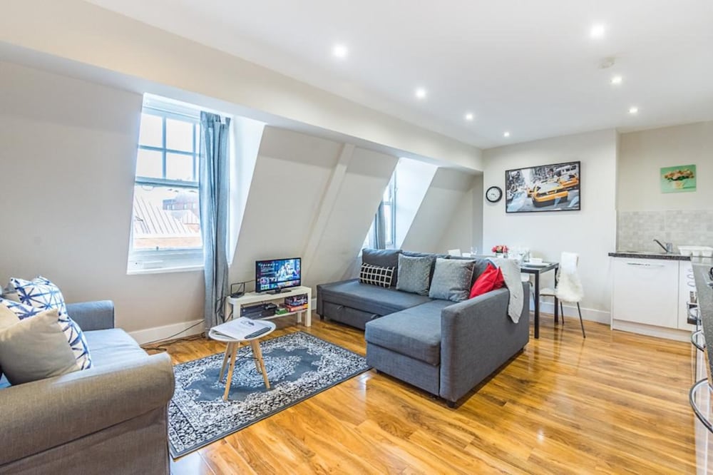 Luxurious Modern One Bedroom Apartment — 4-Star Luxury Hotel in Redhill, United Kingdom