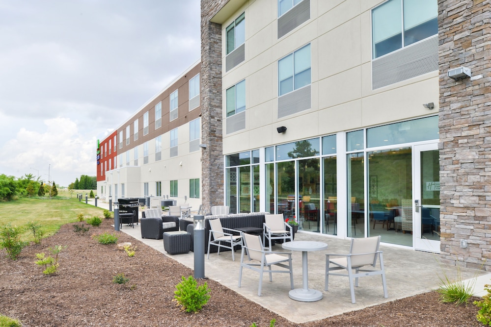 Holiday Inn Express & Suites Salem by IHG - photo 35