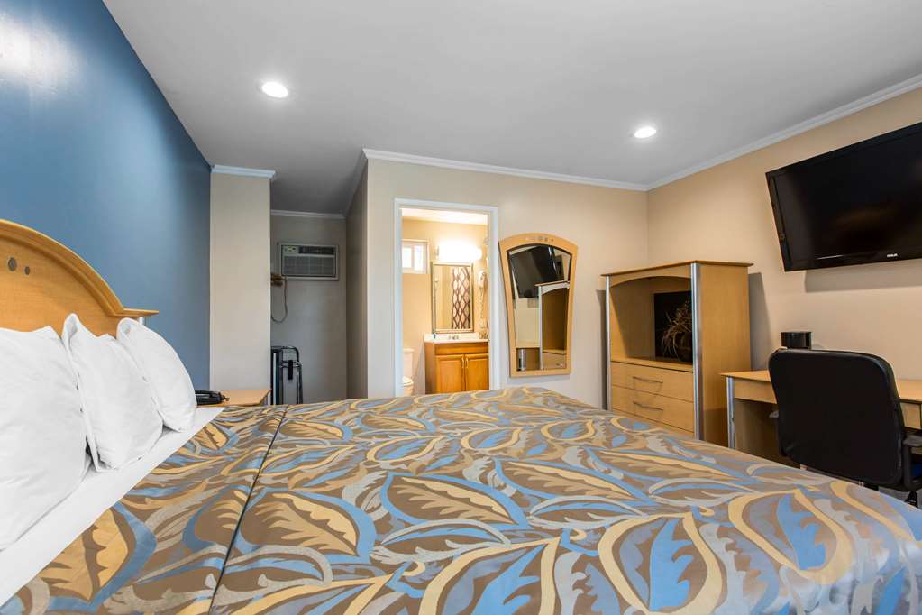 Rodeway Inn Escondido Downtown - photo 12