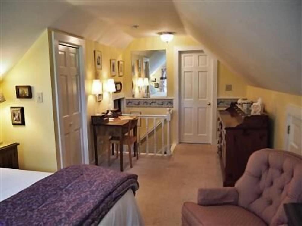 Admiral Peary Inn Bed & Breakfast - photo 21