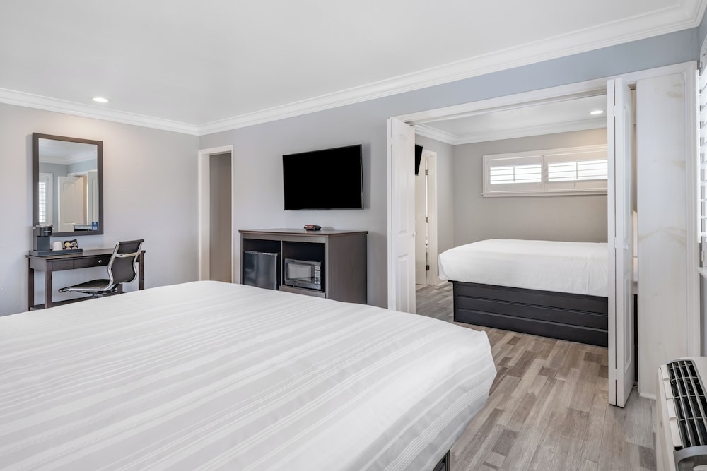 Aura Inn Monterey - photo 68