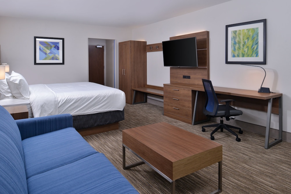 Holiday Inn Express & Suites Marshalltown by IHG - photo 11