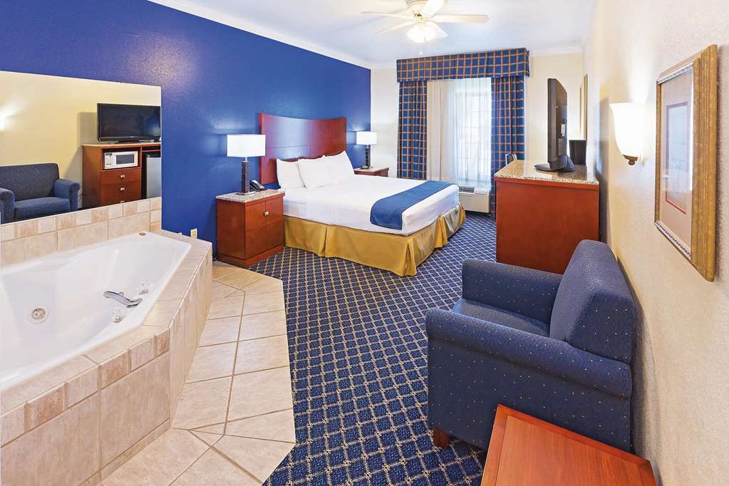 La Quinta Inn & Suites by Wyndham Dalhart - photo 26