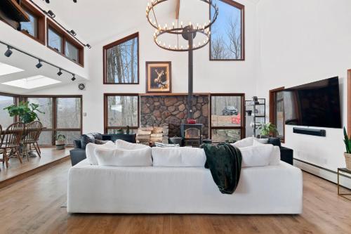 5 Star Gorgeous Cliffside Chalet with Panoramic Views — 4-Star Luxury Hotel in Tannersville, United States