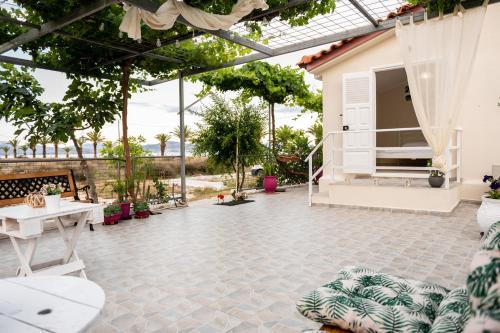 Sea View Residence — 4-Star Luxury Hotel in Nea Kios, Greece