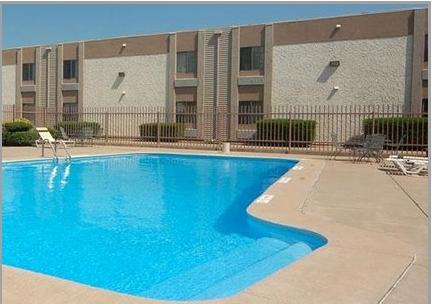 Econo Lodge Inn & Suites Airport - photo 2