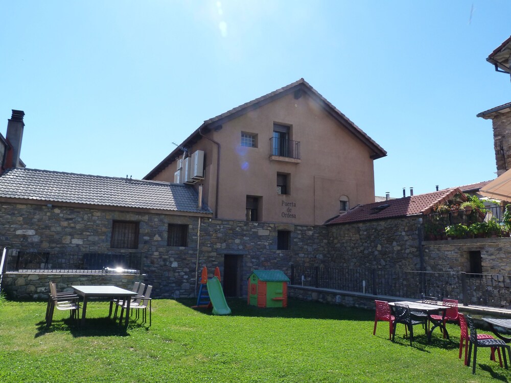 Apartamentos Puerta de Ordesa — 4-Star Luxury Hotel in Laspuna, Spain