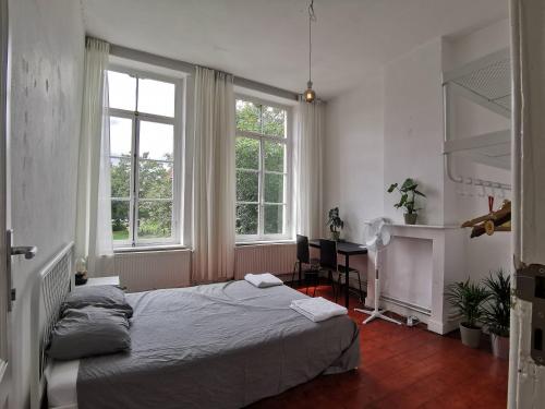 Cozy city centre room with parkview in Gent, Belgium
