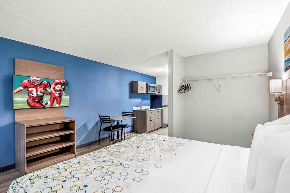 HomeTowne Studios by Red Roof Southfield - photo 11