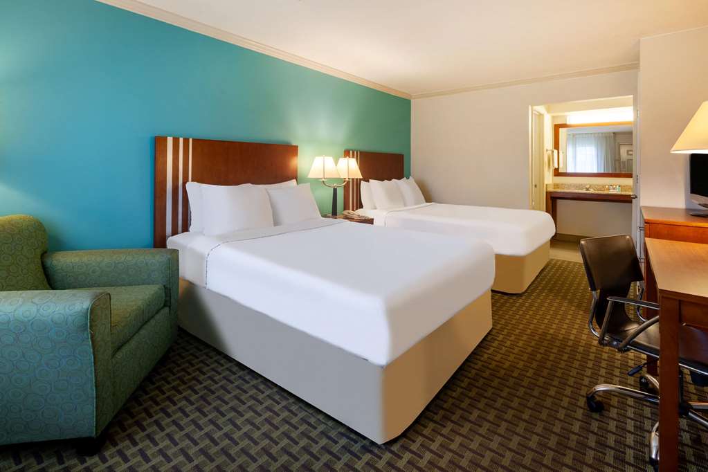 Days Inn by Wyndham Austintown - photo 26