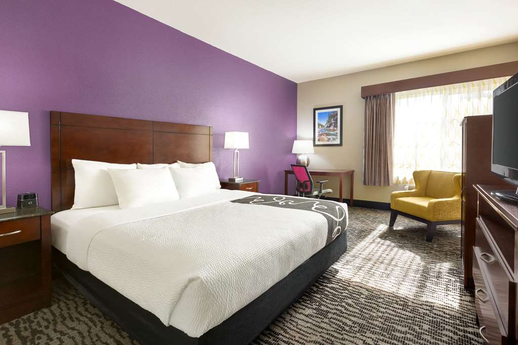 La Quinta Inn & Suites by Wyndham Fresno Northwest - photo 32