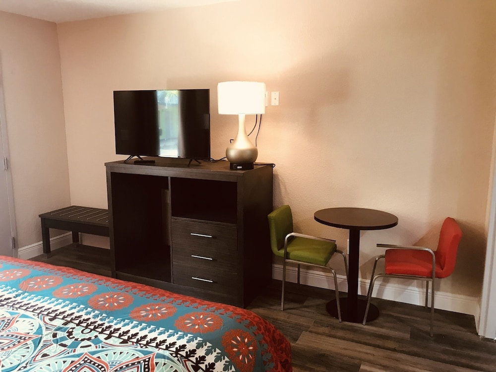 Tropical Inn & Suites - photo 11
