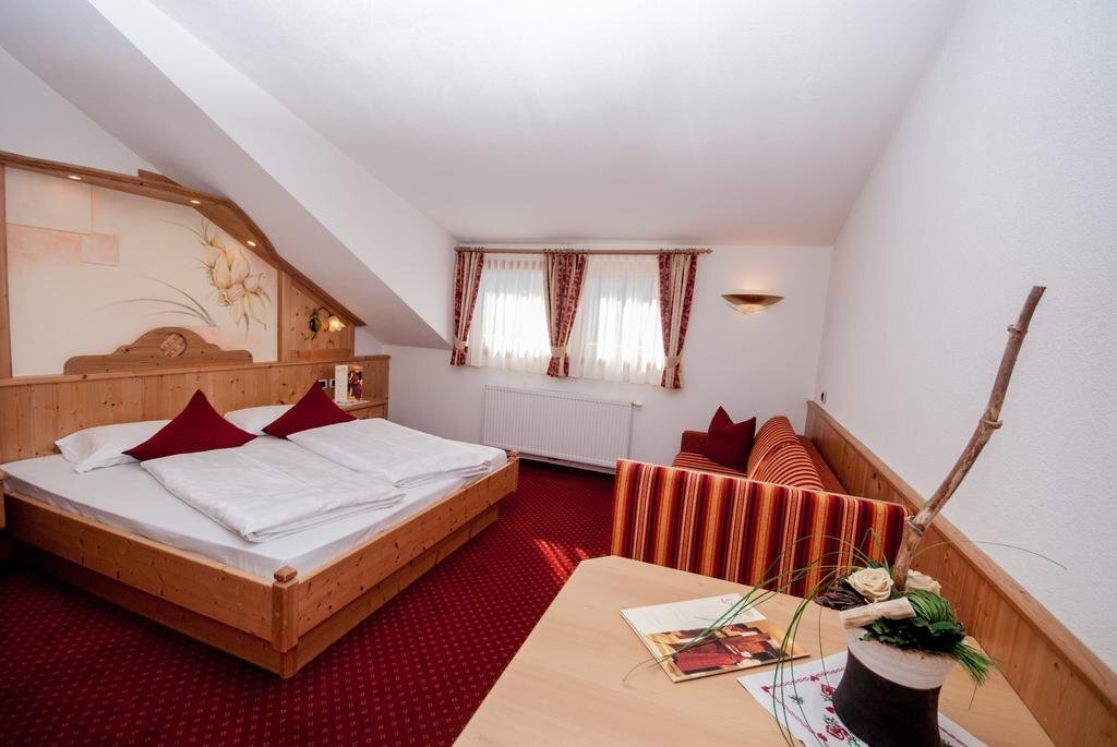 Hotel Löwe — hotel in San Candido