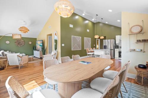 Boho 5BR Modern Villa w Hot Tub Grill Patio and Backyard — 4-Star Luxury Hotel in Raleigh, United States