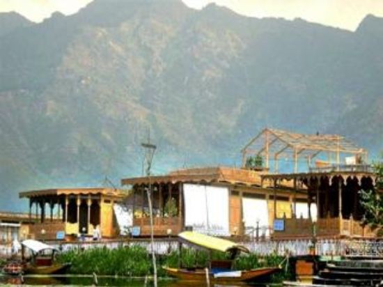 Royal Dandoo Palace House Boat — 4-Star Luxury Hotel in Srinagar, India