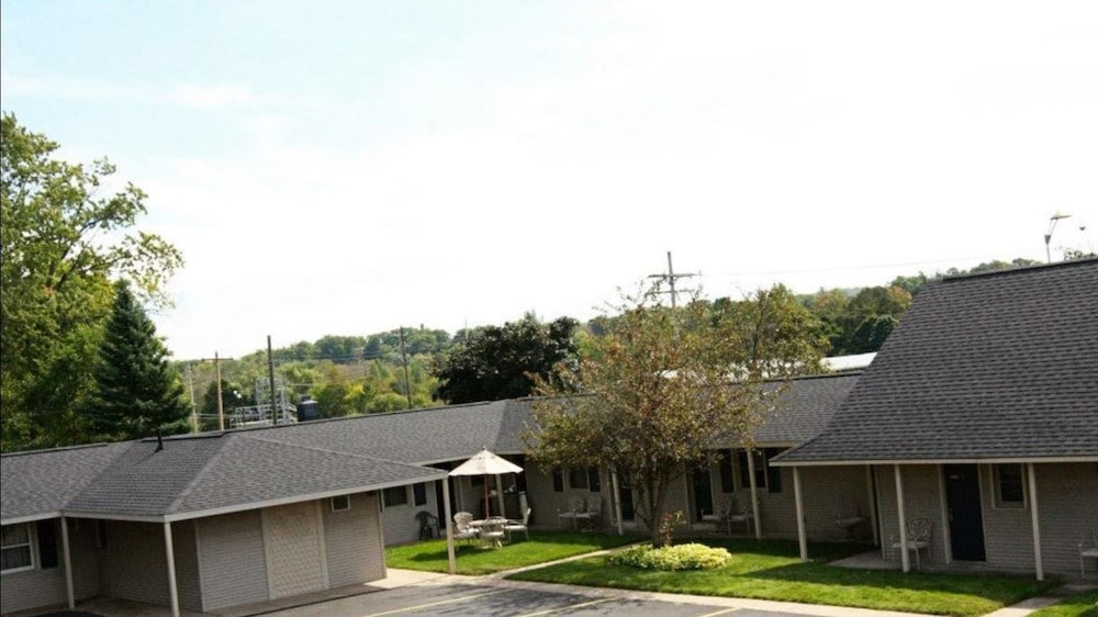 Boyne City Motel - photo 18