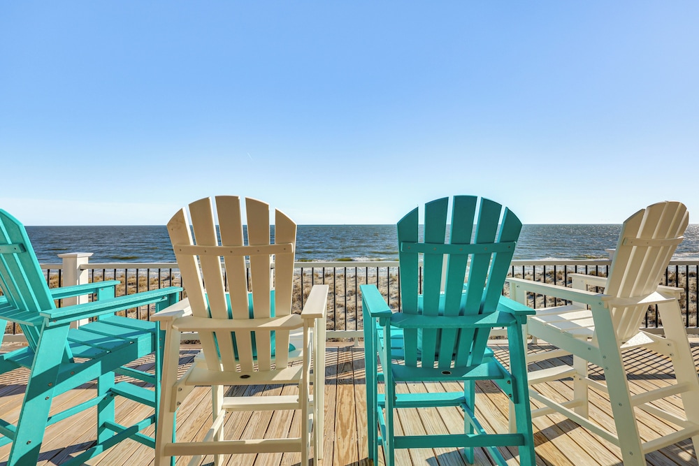 Walk to Beach: Coastal Oak Island Gem w Elevator in Oak Island, United States