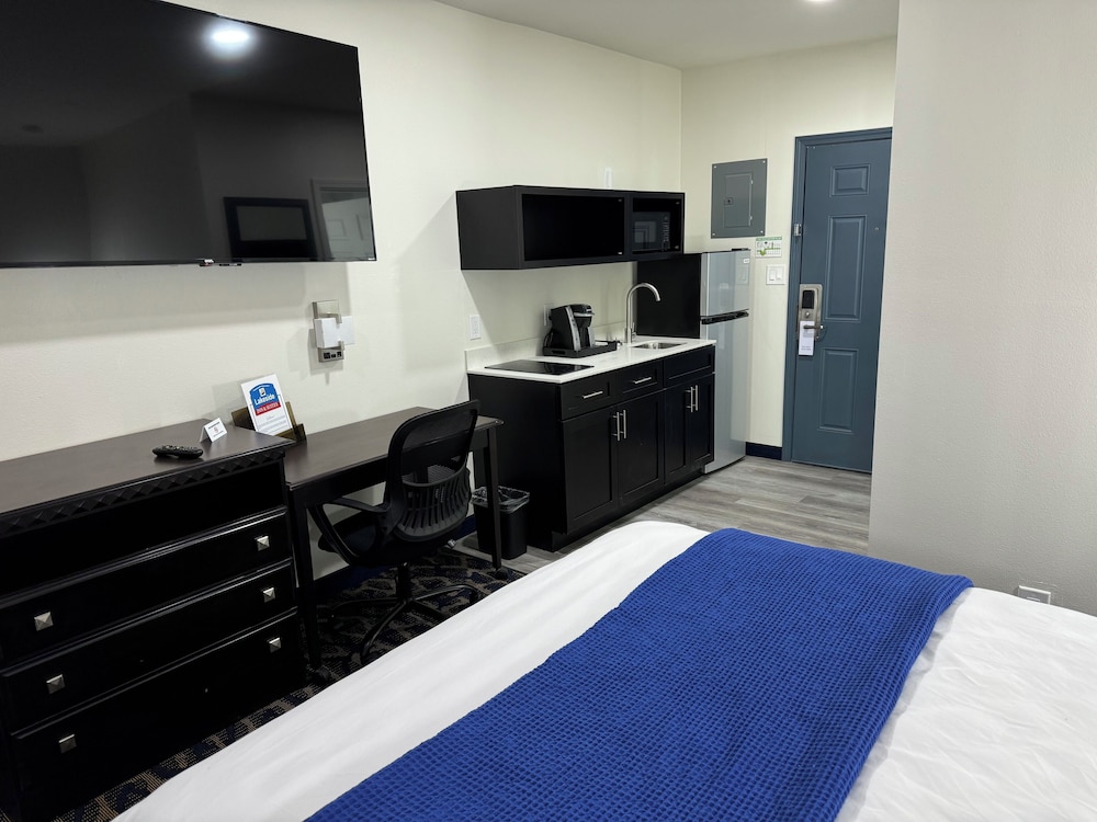 Lakeside Inn and Suites - photo 8
