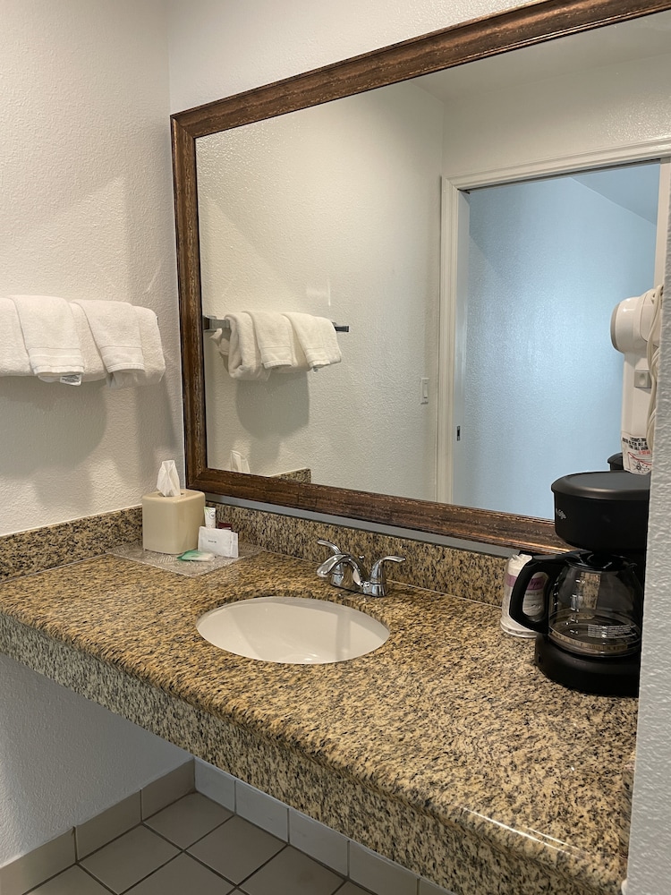 Loma Linda Inn - photo 14