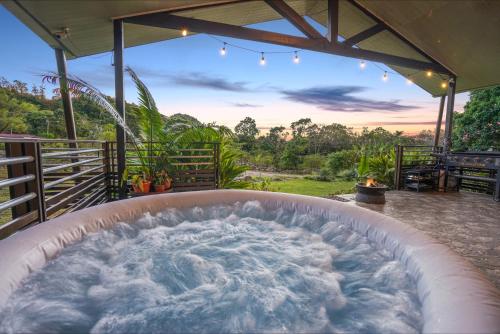 King Bed & Hot Tub In Cloud Forest Mountains With Wifi Volcán Panama in Unknown City, Panama