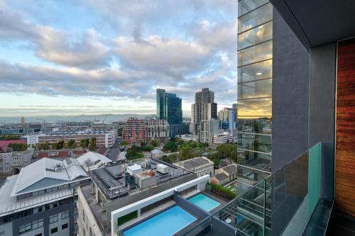 Luxury 2BR Sky Suite City Views & Prime Location — 4-Star Luxury Hotel in Cape Town, South Africa