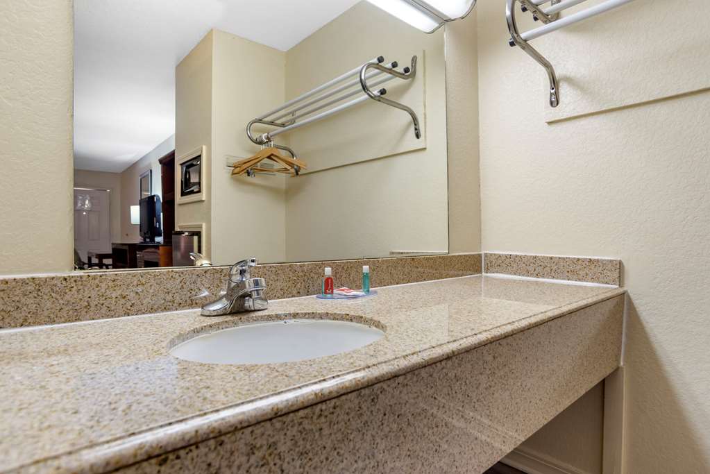 Econo Lodge Pearl Jackson - photo 25