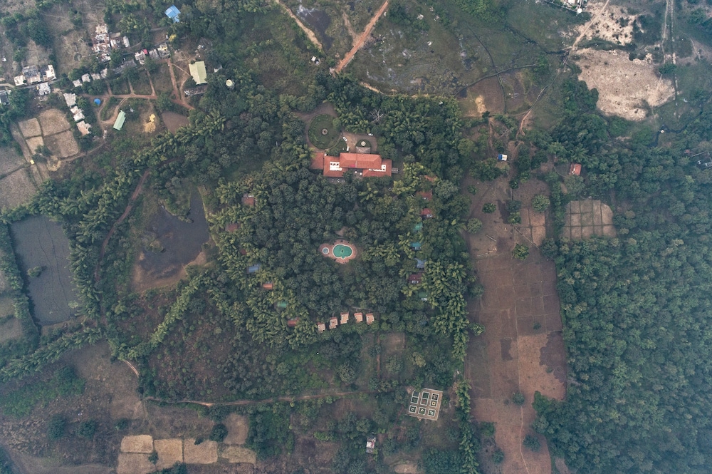 Syna Tiger Resort Bandhavgarh - carbon neutral hotel in Manpur