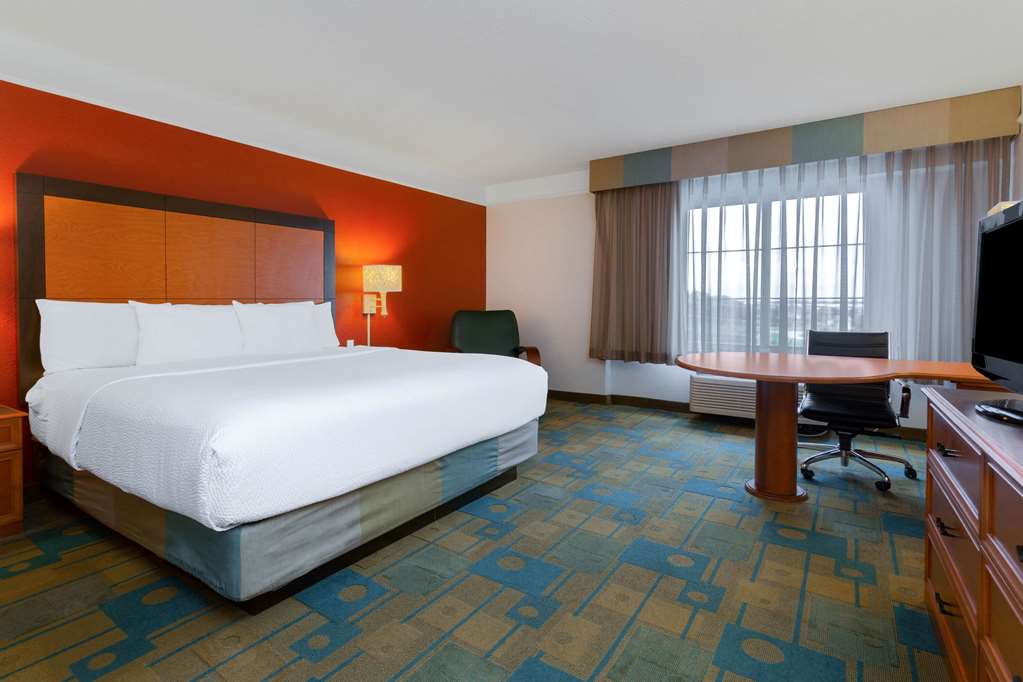 La Quinta Inn & Suites by Wyndham Lakeland West - photo 17