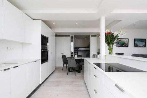 Modern & Luxurious Seaside Apartment