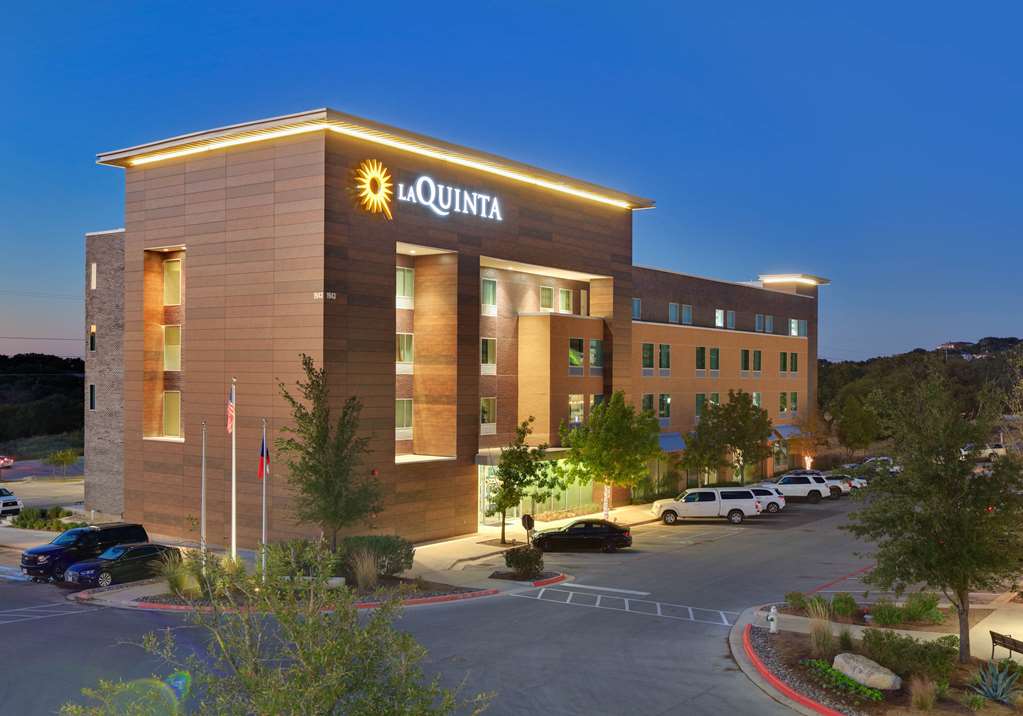 La Quinta Inn & Suites by Wyndham Lakeway - photo 2