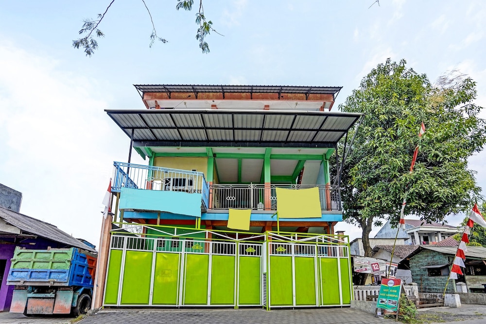 Oyo 91572 Kost Esklusif Barokah in Pasuruan, Indonesia