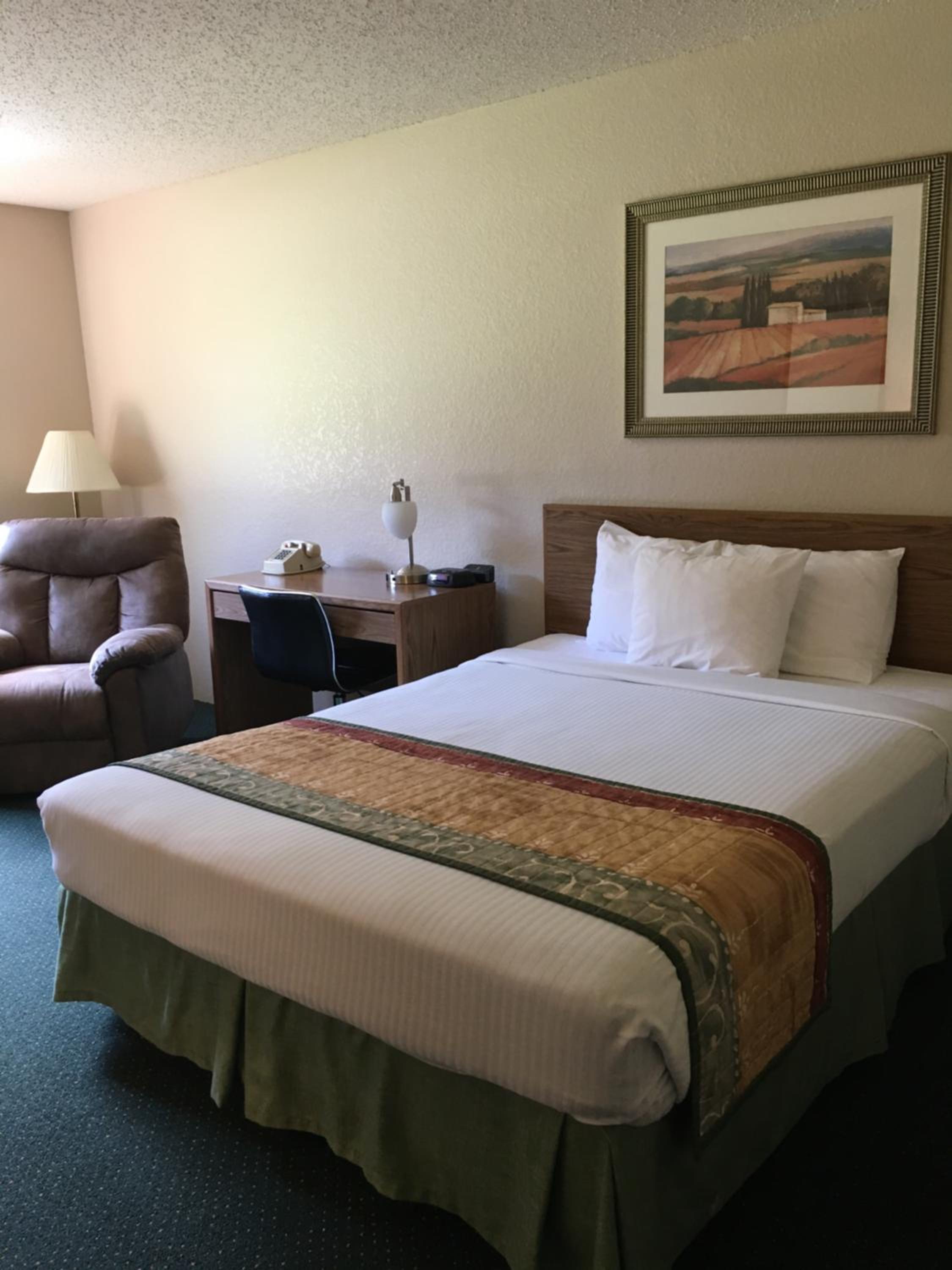 Cassville Four Seasons Inn & Suites - photo 6