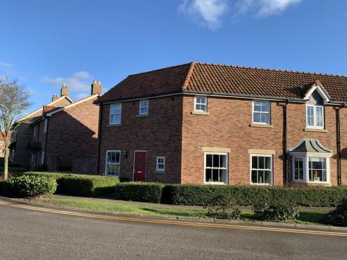 Mariners The Bay 2 bedrooms with ensuites parking nearby 1 medium or 2 small dogs welcome in Filey, United Kingdom