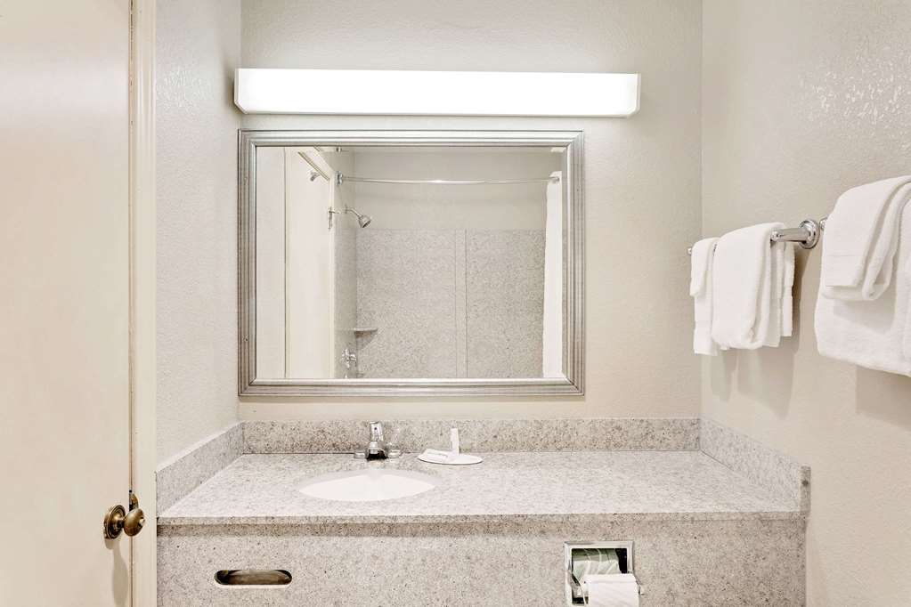 Super 8 by Wyndham Hillsville - photo 8