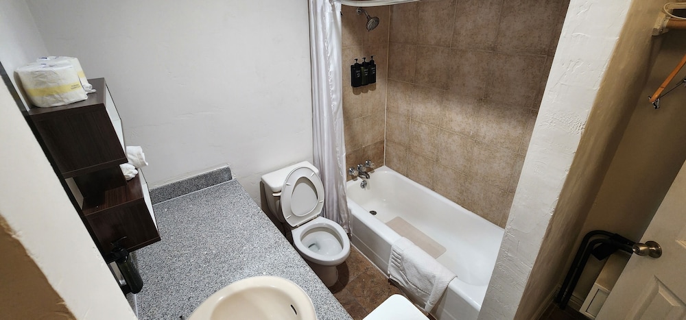 B&J Hotel and Apartment - photo 25