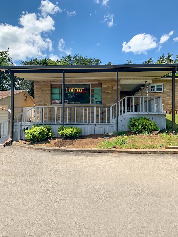 BlueJay Motel Salem Roanoke I 81 - photo 35