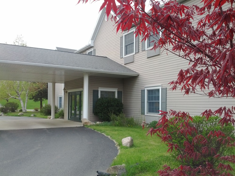 Brook Pointe Inn - carbon neutral hotel in Syracuse