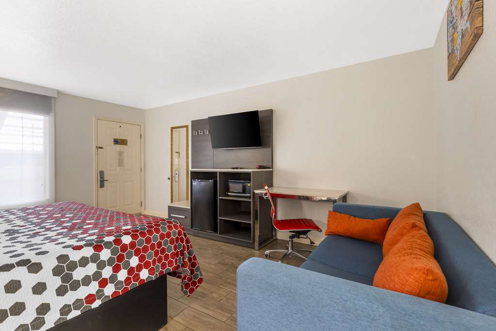 Econo Lodge Inn & Suites Near Lackland AFB - photo 25