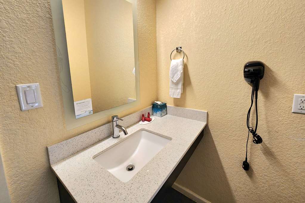 Days Inn by Wyndham Freeport - photo 16