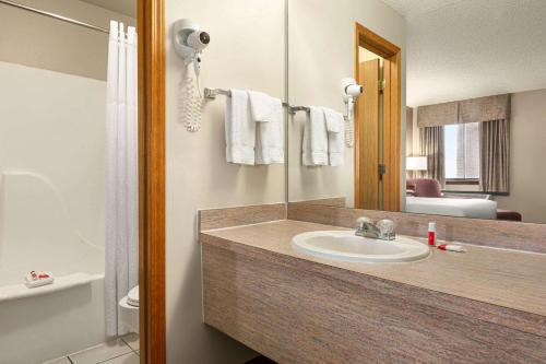 Travelodge by Wyndham Wellington KS - photo 4
