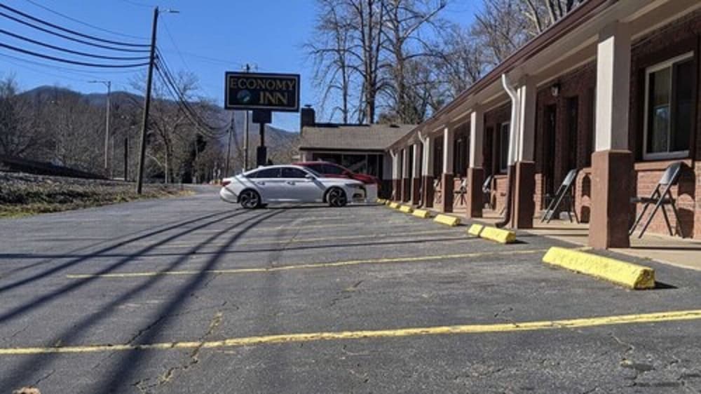 Economy Inn Sylva - photo 42
