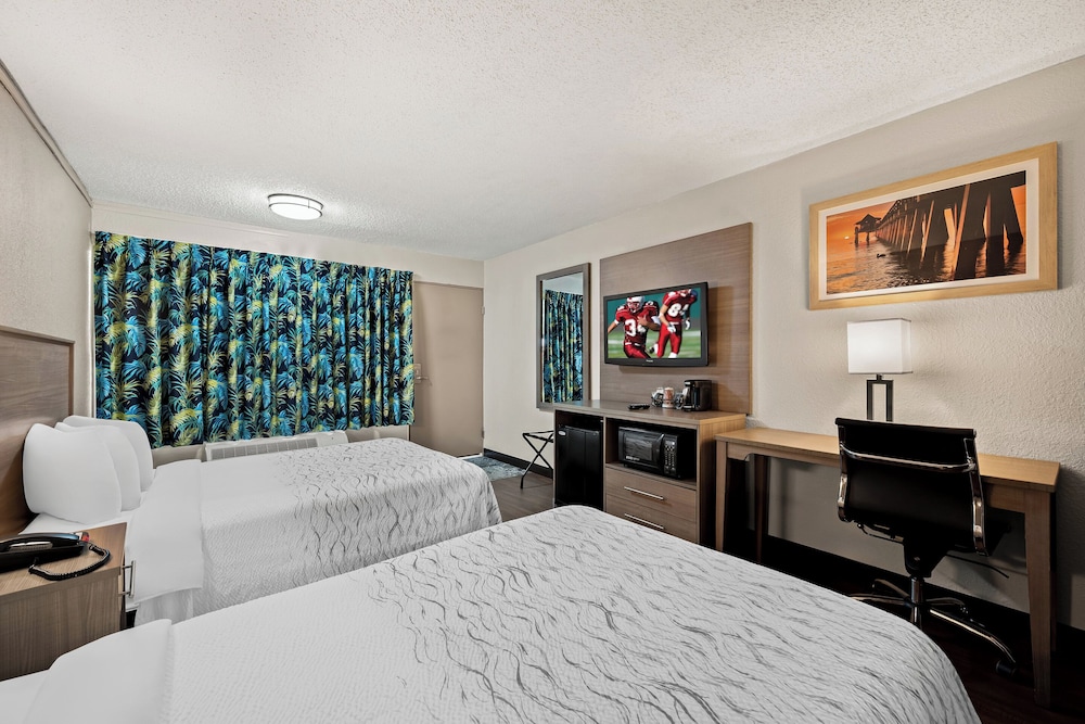 Red Roof Inn PLUS & Suites Naples Downtown 5th Ave S - photo 17